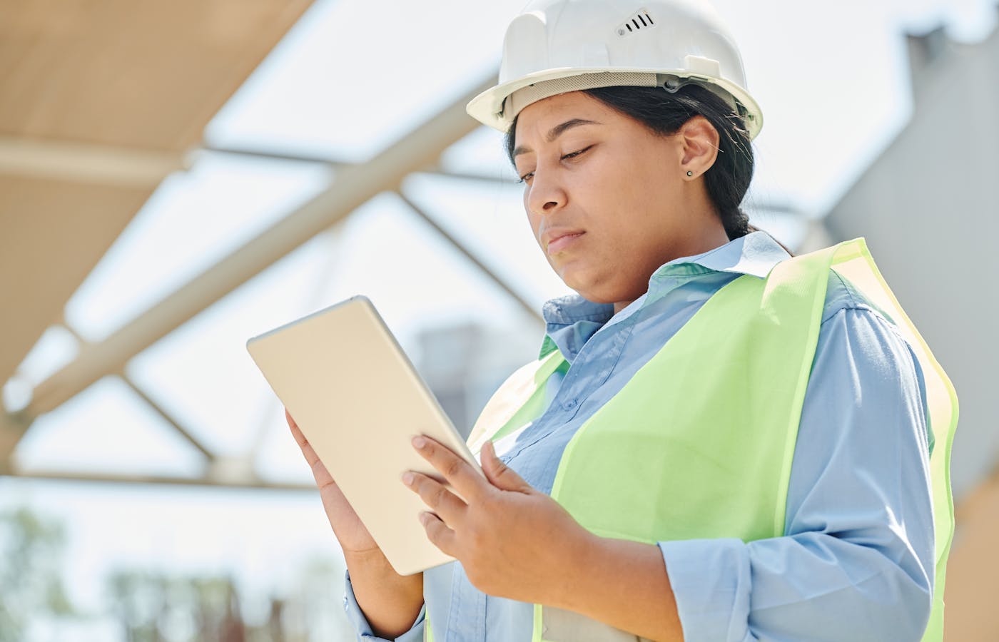 Operator using a tablet to consult the OpSight Maintain platform on site